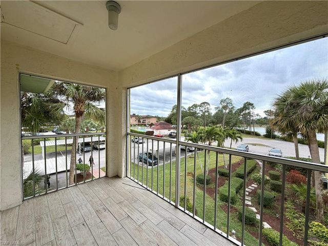 1001 Foxfire LN # 301, Naples, FL 34104