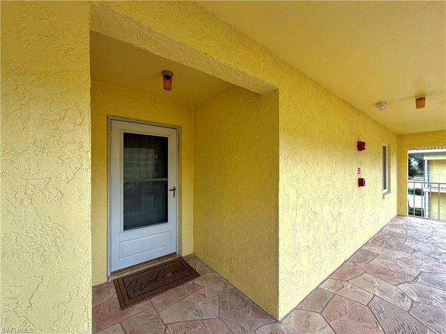 1001 Foxfire LN # 301, Naples, FL 34104