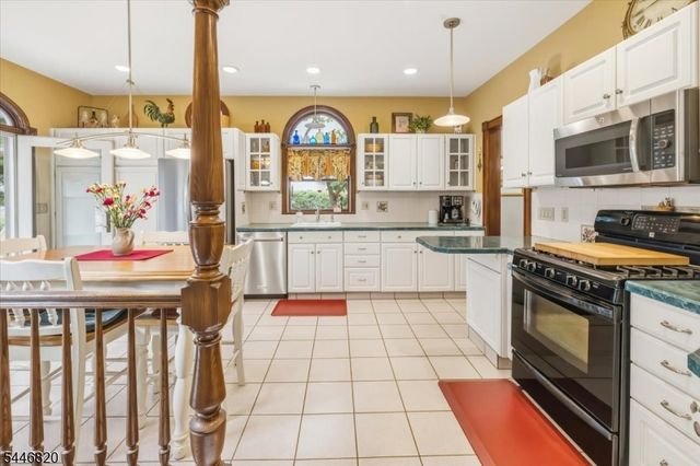 71 Cherry Ln, Ramsey Boro, NJ 07446