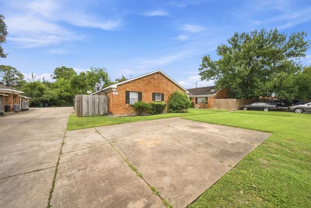 5806 Clarewood Drive A, Houston, TX 77081