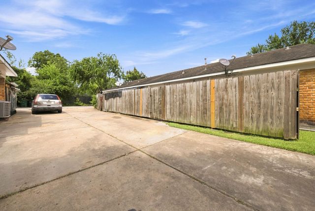 5806 Clarewood Drive A, Houston, TX 77081