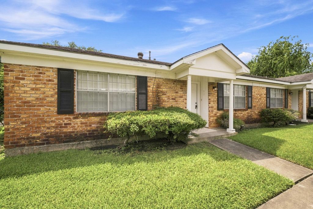 5806 Clarewood Drive A, Houston, TX 77081