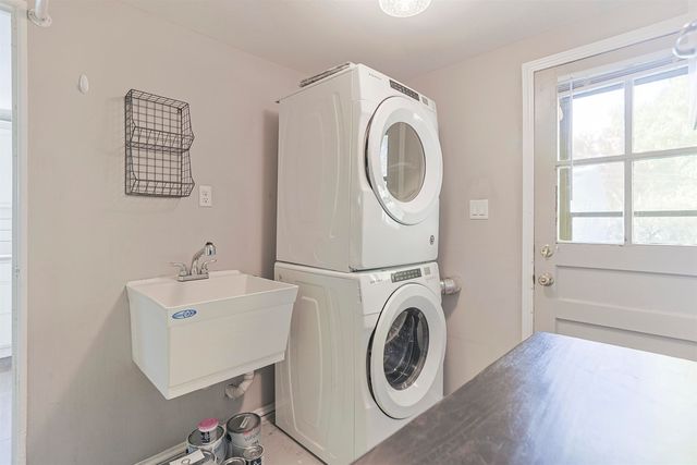 2423 Woodmont Drive, South Bend, IN 46614