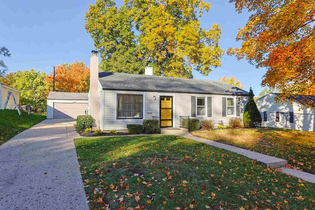 2423 Woodmont Drive, South Bend, IN 46614