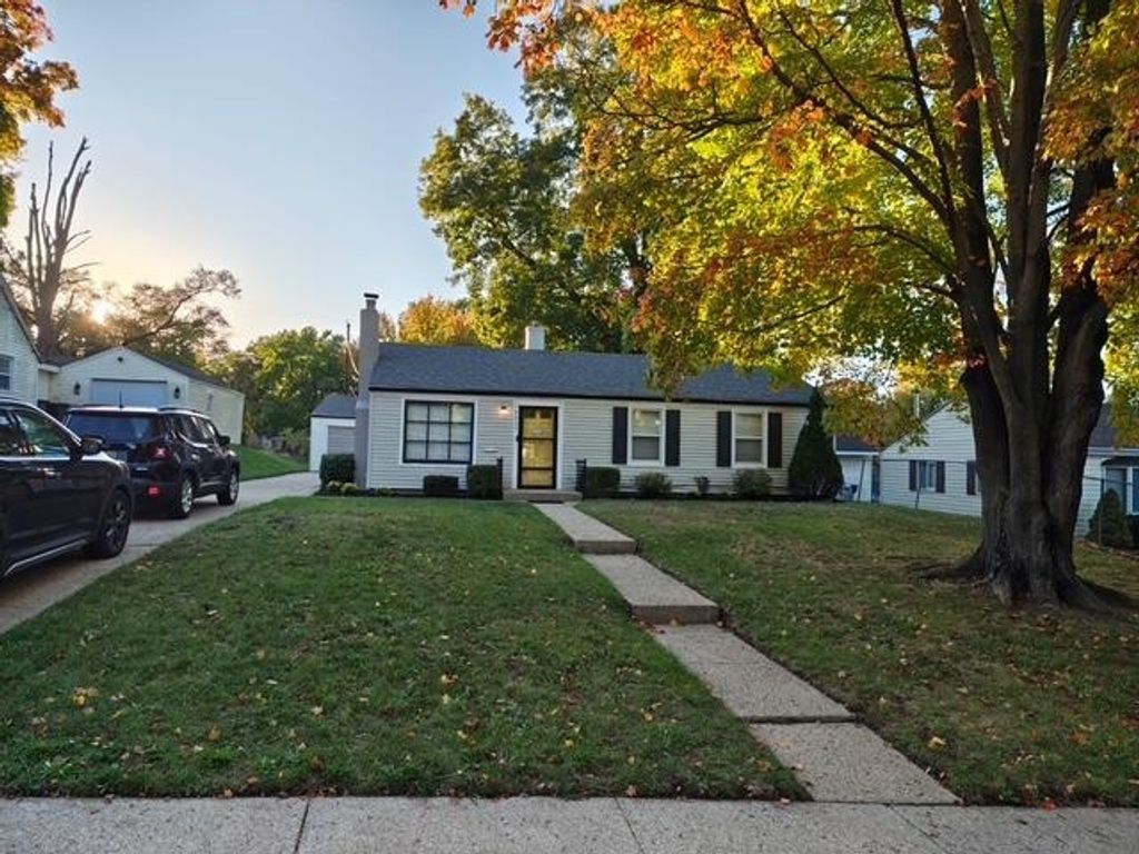 2423 Woodmont Drive, South Bend, IN 46614