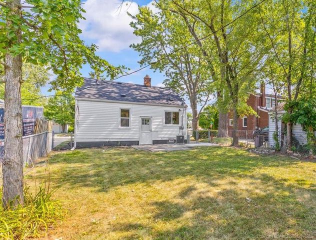 20626 Ridgemont Road, Harper Woods, MI 48225