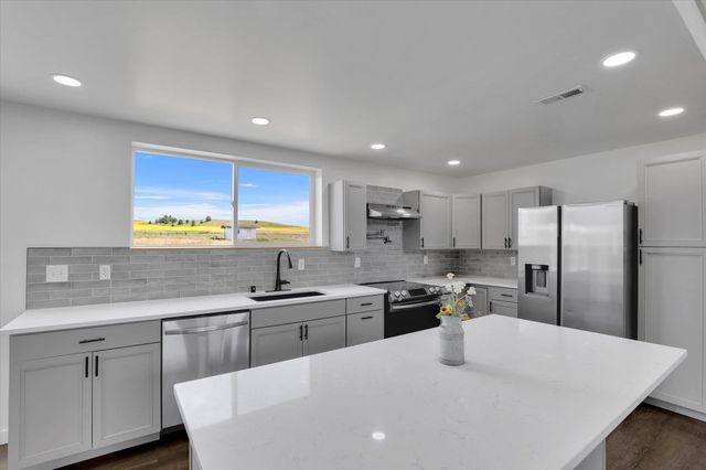 12109 S Stangland Rd, Medical Lake, WA 99022