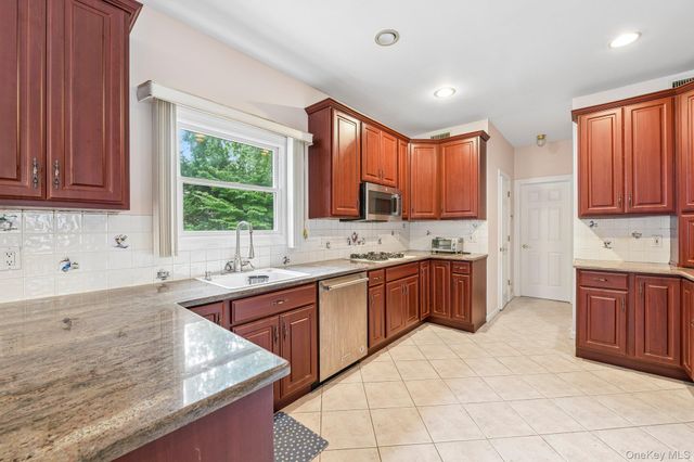 2175 Helene Avenue, Merrick, NY 11566