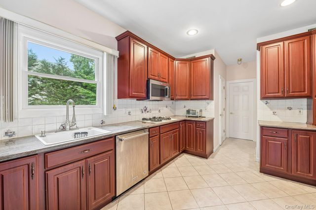 2175 Helene Avenue, Merrick, NY 11566