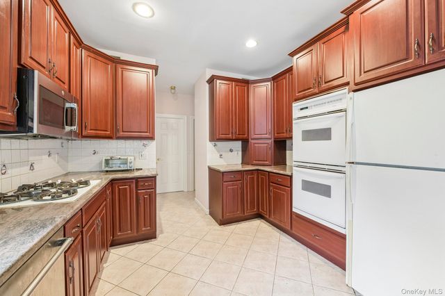 2175 Helene Avenue, Merrick, NY 11566