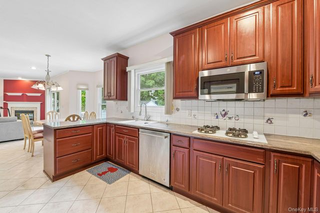2175 Helene Avenue, Merrick, NY 11566