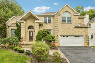 2175 Helene Avenue, Merrick, NY 11566