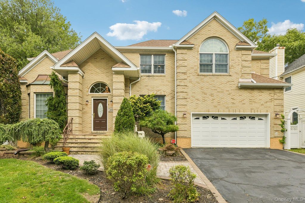 2175 Helene Avenue, Merrick, NY 11566