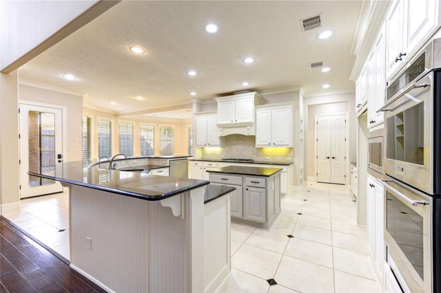 12454 Mooreknoll Lane, Houston, TX 77024