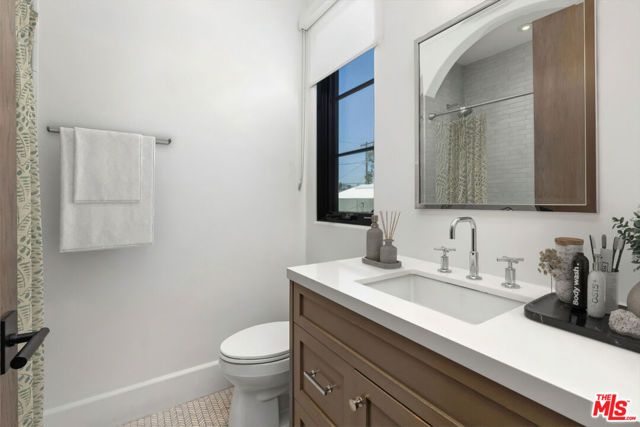 635 Seward Street, Los Angeles, CA 90004