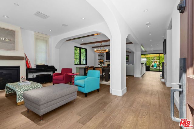 635 Seward Street, Los Angeles, CA 90004