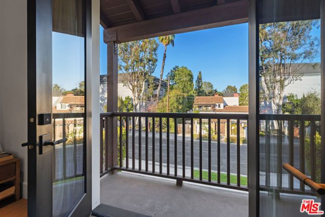 635 Seward Street, Los Angeles, CA 90004