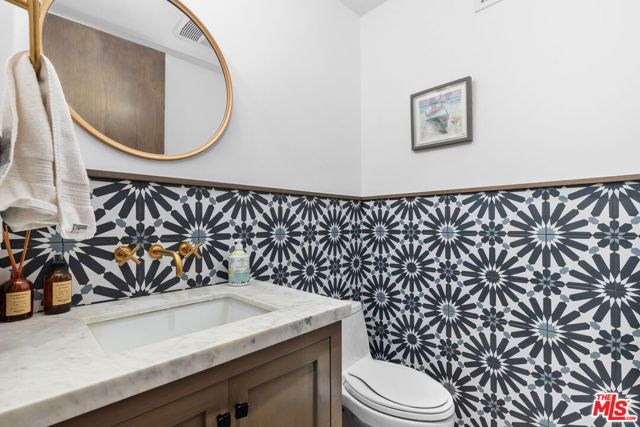 635 Seward Street, Los Angeles, CA 90004