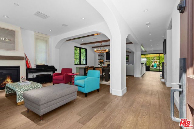 635 Seward Street, Los Angeles, CA 90004