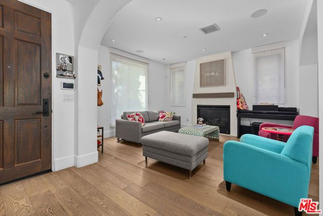 635 Seward Street, Los Angeles, CA 90004
