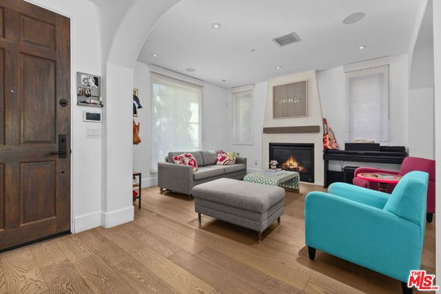 635 Seward Street, Los Angeles, CA 90004