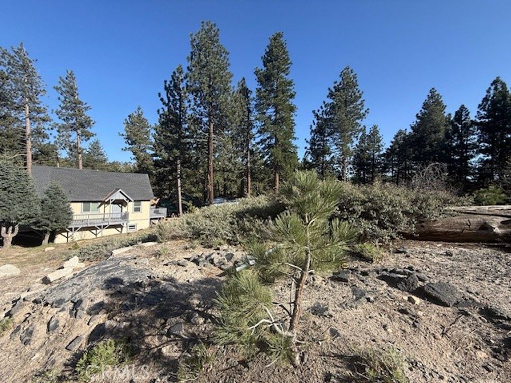 Image 8 of property listing at 33263 Holcomb Creek, Green Valley Lake, CA 92341