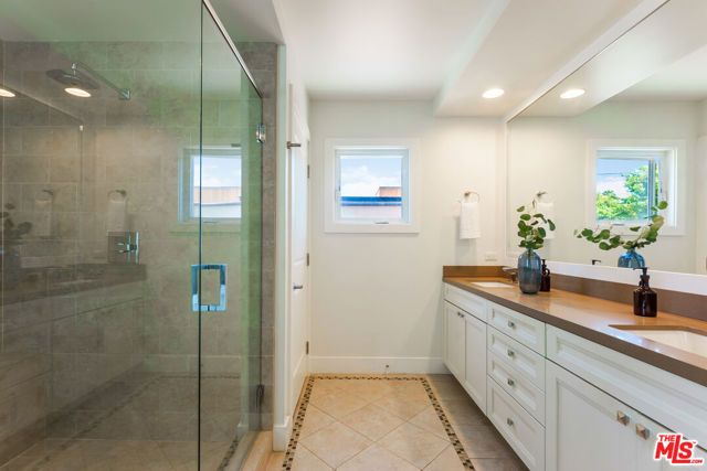 961 S Gretna Green Way, Los Angeles, CA 90049