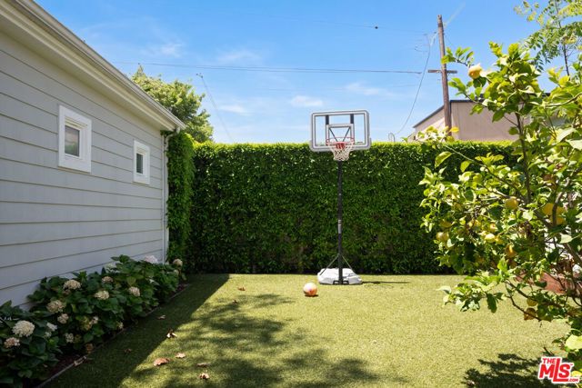 961 S Gretna Green Way, Los Angeles, CA 90049