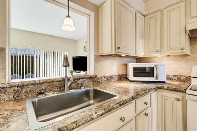 72 CIRCLEWOOD DRIVE A2-7, Venice, FL 34293