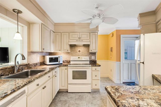 72 CIRCLEWOOD DRIVE A2-7, Venice, FL 34293