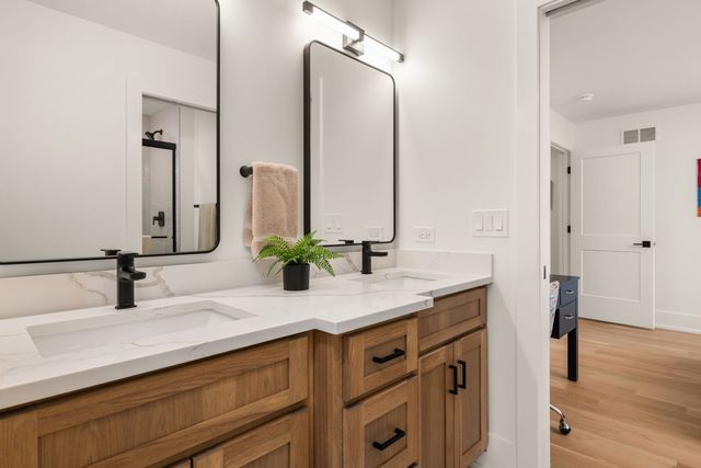 835 S Ashland Avenue, La Grange, IL 60525