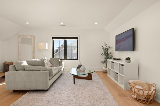 835 S Ashland Avenue, La Grange, IL 60525