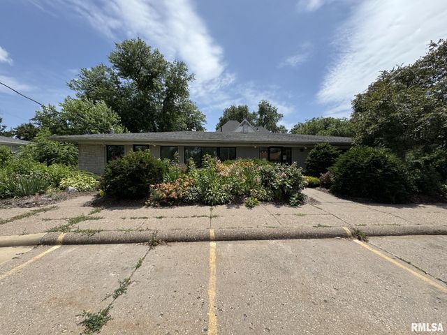 415 E GEORGE WASHINGTON Boulevard, Davenport, IA 52803