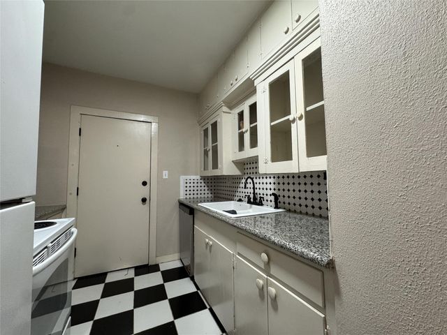 302 W Saulnier Street 2, Houston, TX 77019