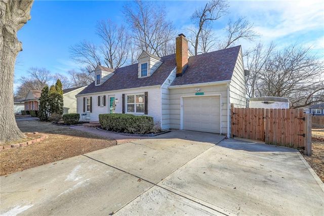 8025 W 93rd Street, Overland Park, KS 66212