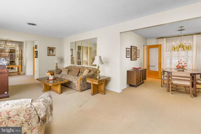 13 CORAL DR, Hamilton, NJ 08619