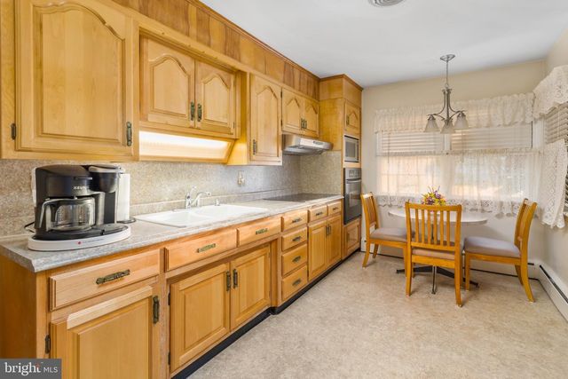 13 CORAL DR, Hamilton, NJ 08619