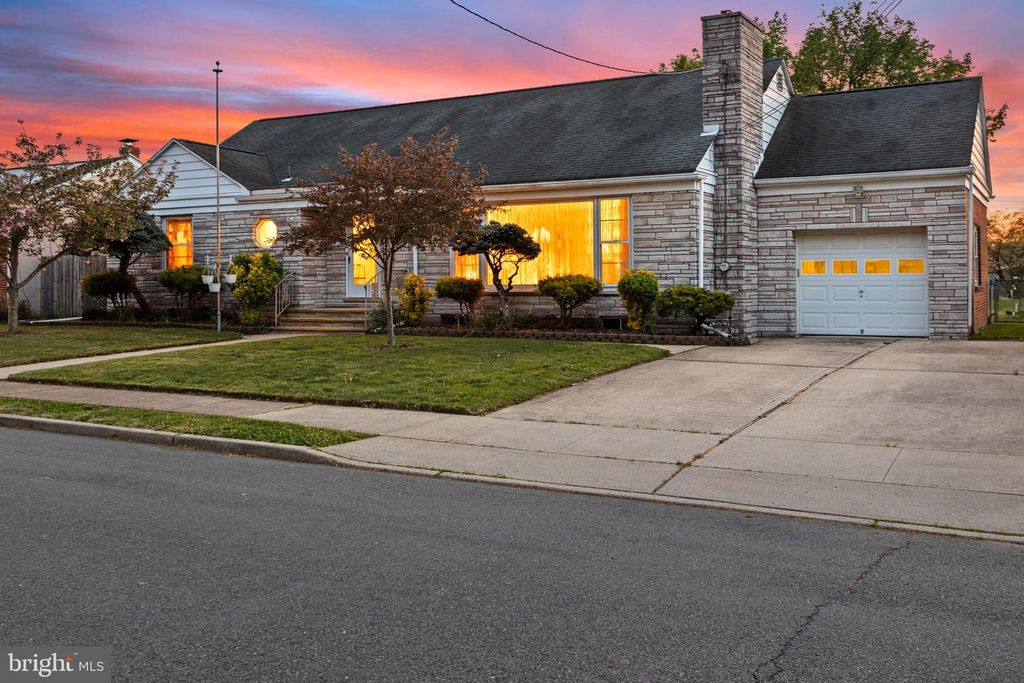 13 CORAL DR, Hamilton, NJ 08619