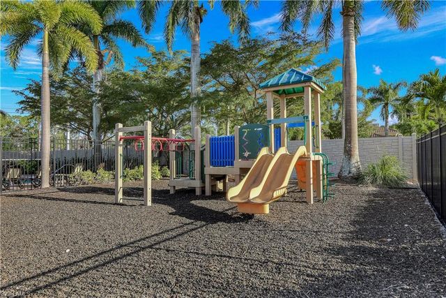 1685 Serrano CIR, Naples, FL 34105