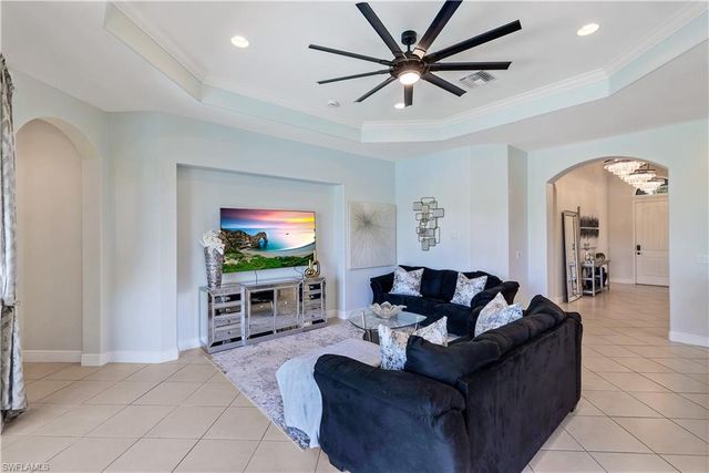 1685 Serrano CIR, Naples, FL 34105