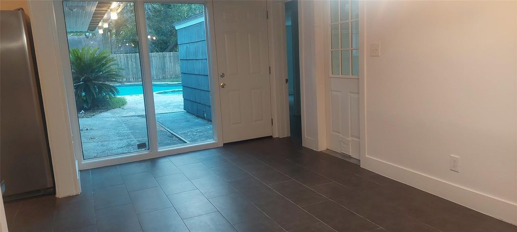 Image 10 of property listing at 4629 Cedar Oaks Lane, Bellaire, TX 77401