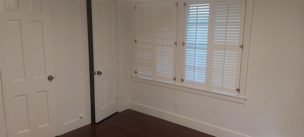 Image 12 of property listing at 4629 Cedar Oaks Lane, Bellaire, TX 77401
