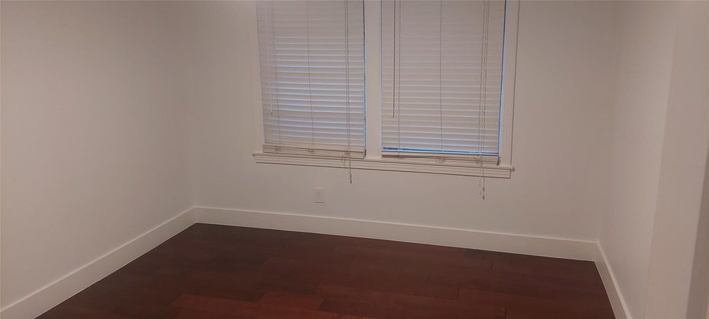Image 16 of property listing at 4629 Cedar Oaks Lane, Bellaire, TX 77401