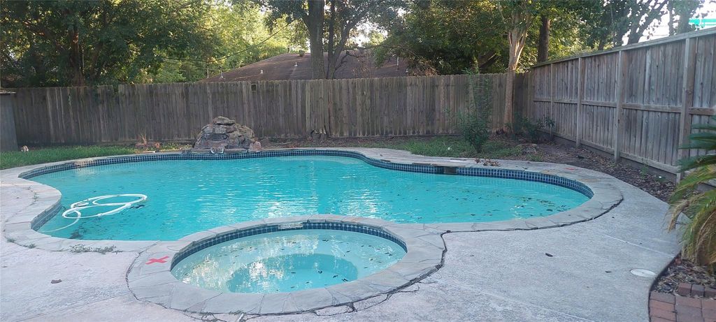 Image 2 of property listing at 4629 Cedar Oaks Lane, Bellaire, TX 77401