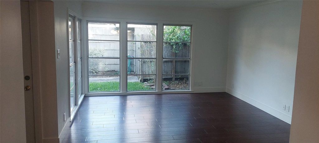 Image 3 of property listing at 4629 Cedar Oaks Lane, Bellaire, TX 77401