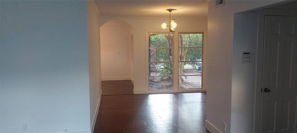 Image 4 of property listing at 4629 Cedar Oaks Lane, Bellaire, TX 77401