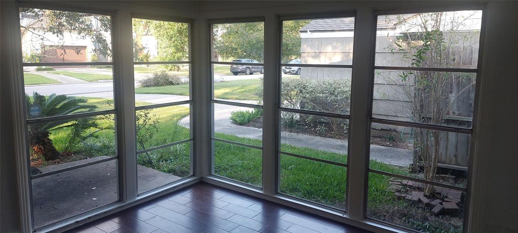 Image 5 of property listing at 4629 Cedar Oaks Lane, Bellaire, TX 77401