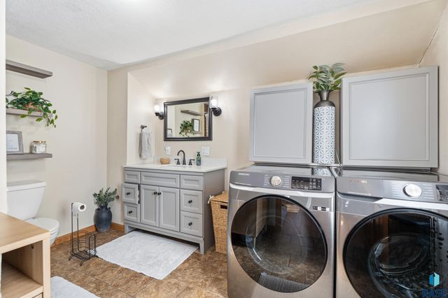 406 S Prairie St Street, Harrisburg, SD 57032