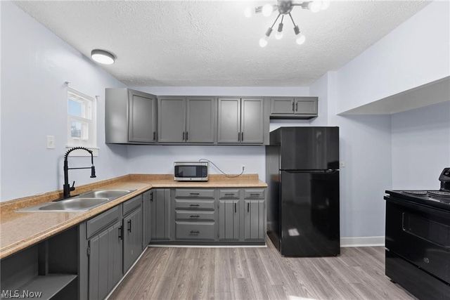 876 Eloise Drive, Cleveland Heights, OH 44112