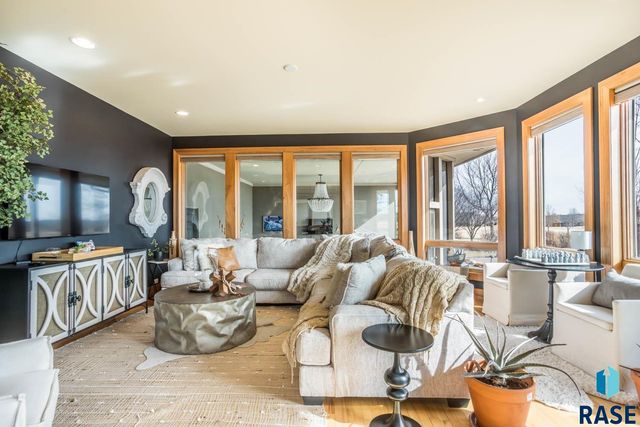 6300 S Pinehurst Ct Court, Sioux Falls, SD 57108